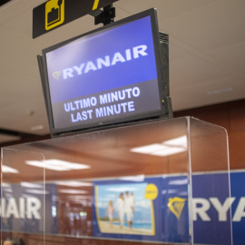 27/01/2022. Una pantalla de Ryanair en el Aeropuerto Barcelona-El Prat, a 8 de agosto de 2022.