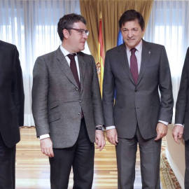 El ministro de Energía, Álvaro Nadal (2i.), y el presidente de Iberdrola, Ignacio Sánchez Galán (d.), con los presidentes autonómicos de Castilla y León y de Asturias (Juan Vicente Herrera y Javier Fernández), en un reciente encuentro en Madrid. EF