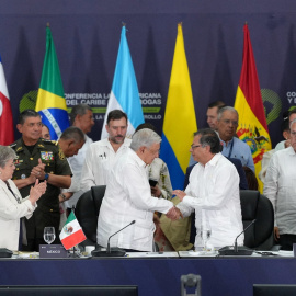 El presidente de Colombia, Gustavo Petro, y el presidente de México, Andrés Manuel López Obrador, se dan la mano tras su declaración conjunta en la Conferencia Latinoamericana y del Caribe sobre Droga, en Cali.