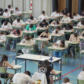 Estudiantes realizan uno de los exámenes de la EBAU del curso académico 2021-2022, en el polideportivo de la UR, el 1 de junio de 2022, en Logroño, La Rioja (España).