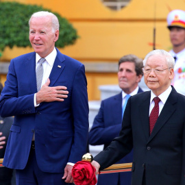 El secretario general del Partido Comunista vietnamita Nguyen Phu Trong y el presidente estadounidense Joe Biden revisan la guardia de honor en el Palacio Presidencial en Hanoi, Vietnam, 10 de septiembre 2023.