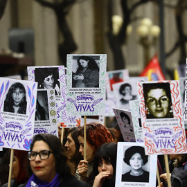 Manifestantes muestran retratos de desaparecidos durante una manifestación por los 50 años del golpe de Estado en Chile, a 10 de septiembre de 2023.