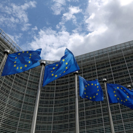 Las banderas de la Unión Europea ondean frente a la sede de la Comisión Europea en Bruselas.