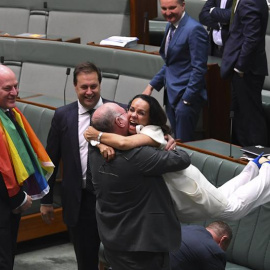 l diputado liberal Warren Entsch (c-i) coge en brazos a la diputada Linda Burney (c-d) mientras celebran la aprobación del matrimonio entre personas del mismo sexo en el Parlamento en Canberra (Australia) hoy, 7 de diciembre de 2017. El Parlamento austra