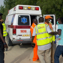 Los trabajadores de rescate en el sitio de un ataque de militantes de Boko Haram el viernes 27 de abril en la ciudad noreste de Maiduguri/Reuters