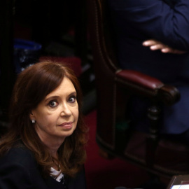 La expresidenta argentina Cristina Fernandez de Kirchner, durante la ceremonia de jura de los nuevos senadores, en Buenos Aires. REUTERS/Marcos Brindicci