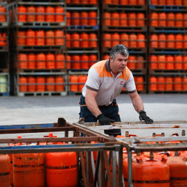 Un repartidor de bombonas de butano revisa las bombonas, en Lugo. E.P./CARLOS CASTRO