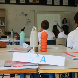 Una profesora da clase el día del inicio del curso en el colegio de la Alameda de Osuna, a 5 de septiembre de 2022, en Madrid (España).