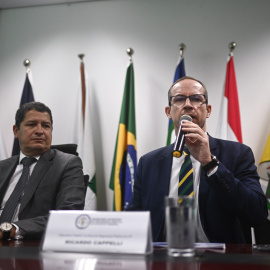 El interventor federal en la seguridad pública del Distrito Federal, Ricardo Cappelli (d), y el nuevo secretario de Seguridad del Distrito Federal, Sandro Avelar (i), en Brasilia (Brasil), a 27 de enero.