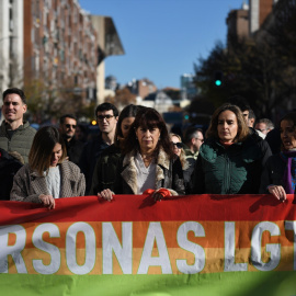 La ministra de Igualdad, Ana Redondo (c), y la portavoz del PSOE en el Ayuntamiento de Madrid, Reyes Maroto (d), durante una manifestación en defensa de la Ley LGTBI y la Ley Trans de la Comunidad de Madrid, a 17 de diciembre de 2023,