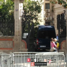 Moment en que set pares i mares guàrdies civils entren a la Delegació del Govern de Catalunya.