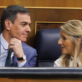 El presidente del Gobierno, Pedro Sánchez y la vicepresidenta segunda y ministra de Trabajo y Economía Social, Yolanda Díaz, durante una sesión de control al Gobierno