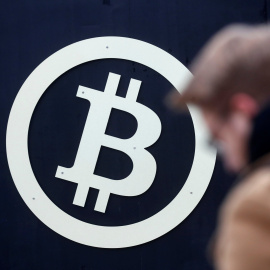 El logo de bitcoin en una feria tecnológica en Riga, la capital de Letonia. REUTERS/Ints Kalnins