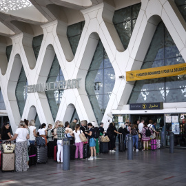 Turistas en el aeropuerto de Marrakech, después del terremoto que azotó Marruecos.