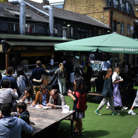 Una imagen de los puestos de comida de Camden Market, el mercado en el popular barrio londinense del mismo nombre. AFP/Daniel Leal