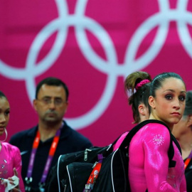 Larry Nassar, en una fotografía de archivo junto a varias integrantes del equipo de gimnasia de EEUU. - REUTERS