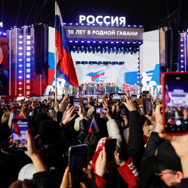 Unas pantallas gigantes muestran el rostro del presidente de Rusia, Vladimir Putin, en un acto en la Plaza Roja de Moscú, para conmemorar el décimo aniversario de la anexión rusa de Crimea de Ucrania, un día después de ser declarado de las recientes 