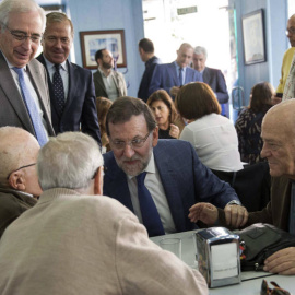 El presidente del Gobierno, Mariano Rajoy, visita en Melilla a un grupo de jubilados antes de las elecciones de 2015. EFE