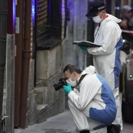 Agentes de la policía científica de la Ertzaintza, en Vitoria.