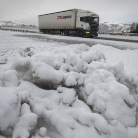 Un camión circula por la autovía de la Meseta A-67, este viernes, que ha permanecido cerrada por causa de la nieve.