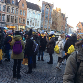 Turistes catalans amb bufandes i complements grocs a Bruges, l'endemà de la gran manifestació independentista de Brussel·les