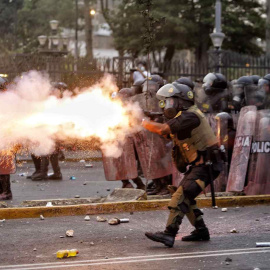 Miembros de la Policía se enfrentan a manifestantes durante una nueva jornada de protestas antigubernamentales.