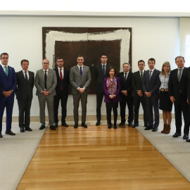 El presidente del Gobierno, Pedro Sánchez y la ministra de Defensa, Margarita Robles, junto a representantes de la industria de defensa, en el Complejo de la Moncloa.