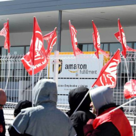 Trabajadores de Amazon frente a la sede de la empresa en San Fernando de Henares en la primera huelga contra la compañía en España, el 21 de marzo de 2018.- EFE