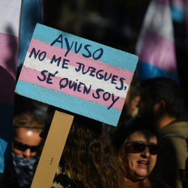 Varias personas protestan durante una manifestación en defensa de las leyes LGTBI+ y trans de la Comunidad de Madrid, a 17 de diciembre de 2023.