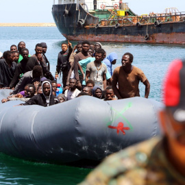 Un grupo de personas migrantes rescatados por la Guardia Costera libia en el Mediterráneo llega al puerto de Trípoli, el pasado 6 mayo.- Mahmud Turkia/AFP/Getty Images