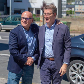 9/6/23 El presidente del PP, Alberto Núñez Feijóo, y el del PP de Ourense, Manuel Baltar, junto a un coche oficial en una imagen de archivo.