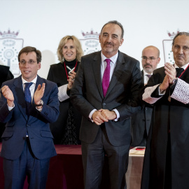 El alcalde el alcalde de Madrid, José Luis Martínez-Almeida (i) y el magistrado Manuel Marchena (c) asisten al acto de entrega de diplomas a los 400 profesionales del Ilustre Colegio de la Abogacía de Madrid (ICAM), en el Palacio de Cibeles, a 7 de nov