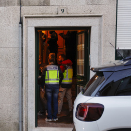 19-3-24 - Agentes de la Policía Nacional inspeccionan el lugar donde ha sido asesinada una mujer supuestamente a manos de su pareja, este martes en Ribeira, A Coruña.