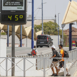 Un termómetro marca 45 grados en plena ola de calor en Sevilla este domingo.