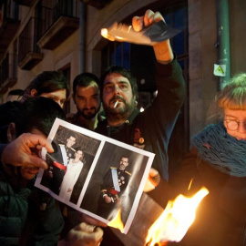 Un momento de la convocatoria de La plataforma independentista Alerta Solidaria en la que se han quemado fotos del Rey celebrando la sentencia del TEDH, esta tarde en Girona. EFE/Robin Townsend