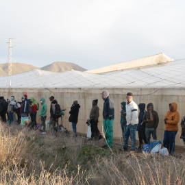 Los chabolistas abandonan el lugar a 30 de enero de 2023 en Níjar (Almería, Andalucía, España).