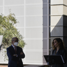 La presidenta de la Comunidad de Madrid, Isabel Díaz Ayuso, junto al presidente de Repsol, Antonio Brufau, en un acto de 2021.