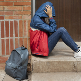 Una joven apoyada en unos escalones (Archivo)