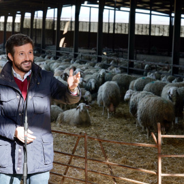 El presidente nacional del PP, Pablo Casado, en su visita a una quesería de Matadeón de los Oteros (León) este jueves.