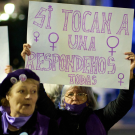 Una mujer sostiene una pancarta durante una manifestación contra las violencias machistas, a 25 de noviembre de 2022, en Santander, Cantabria (España).