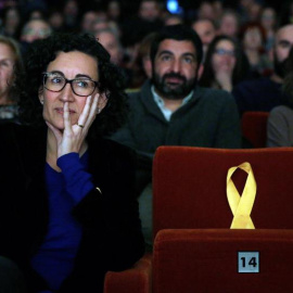 La secretaria general de ERC y número dos en la lista, Marta Rovira, junto a un asiento vacío dedicado al exvicepresidente de la Generalitat encarcelado, Oriol Junqueras, durante el acto de inicio de camapaña. EFE