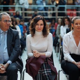 (I-D) Enrique Ossorio, Isabel Díaz Ayuso y Ana Dávila durante el acto institucional de entrega de los Reconocimientos 8 de Marzo, en la Real Casa de Correos, a 8 de marzo de 2024, en Madrid.