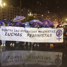 Un grupo de personas participa en una manifestación convocada por la Comisión 8 de Marzo contra la violencia machista, desde la rotonda de Puertochico hasta la Plaza del Ayuntamiento, a 25 de noviembre de 2021, en Santander, Cantabria, (España).