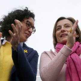 La secretaria general de ERC y número dos de la candidatura para las elecciones del 21-D, Marta Rovira, junto a la presidenta del Parlament, Carme Forcadell, en un acto electoral en Badalona (Barcelona). EFE/Alberto Estévez