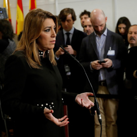 La presidenta de la Junta de Andalucía, Susana Díaz, hace unas declaraciones a los periodistas en el Congreso, en los actos del Día de la Constitución. EFE/ Juan Carlos Hidalgo