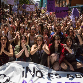 Cientos de estudiantes se manifiestan contra la sentencia a 'La Manada' frente al Ministerio de Justicia, en Madrid, en una jornada de huelga convocada por el Sindicato de Estudiantes.- JAIRO VARGAS