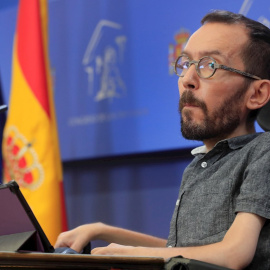 14/12/2021.- El portavoz de Unidas Podemos en el Congreso Pablo Echenique en rueda de prensa tras la Junta de Portavoces, este martes en la Cámara Baja, en Madrid. EFE/ Fernando Alvarado