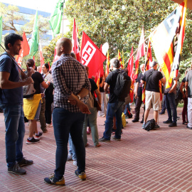 Participants en la concentració de sindicats d'avui a les portes del Departament d'Educació