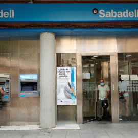 Una oficina de Banco Sabadell en Barcelona. REUTERS/ Albert Gea