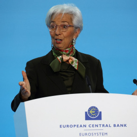 La presidenta del BCE, Christine Lagarde, durante la rueda de prensa posterior a la reunión del Consejo de Gobierno de la entidad, en la que se acordó la quinta subida tipos consecutiva, hasta el 3%. REUTERS/Kai Pfaffenbach